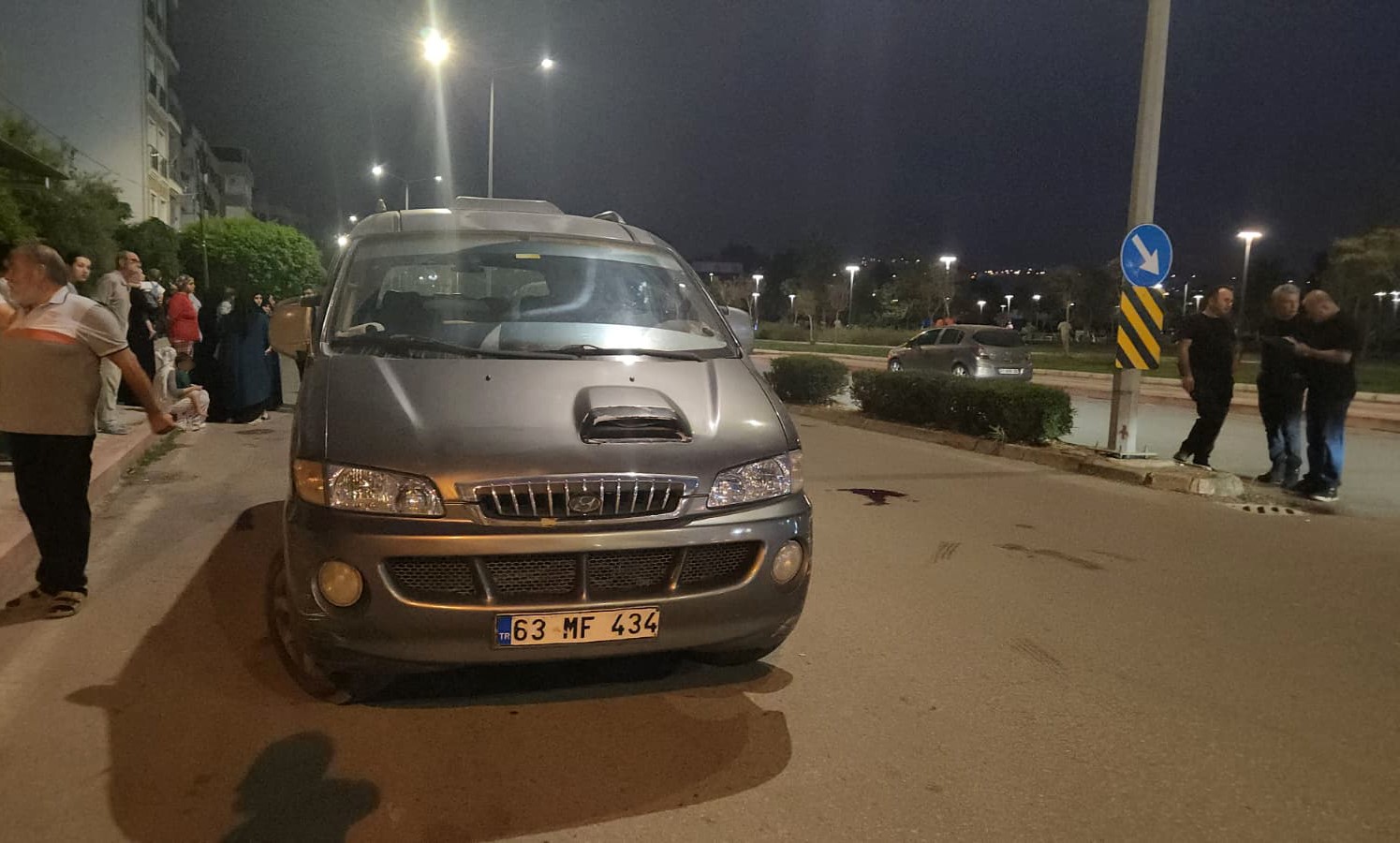 İSKENDERUN’DA GERİ MANEVRA YAPAN ARACIN ÇARPTIĞI KADIN AĞIR YARALANDI