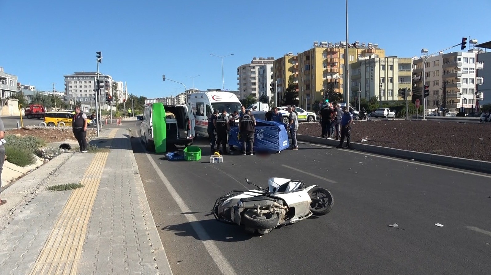 KİLİS’TE KIRMIZI IŞIK İHLALİ YAPAN OTOMOBİL MOTOSİKLETE ÇARPTI: 1 ÖLÜ