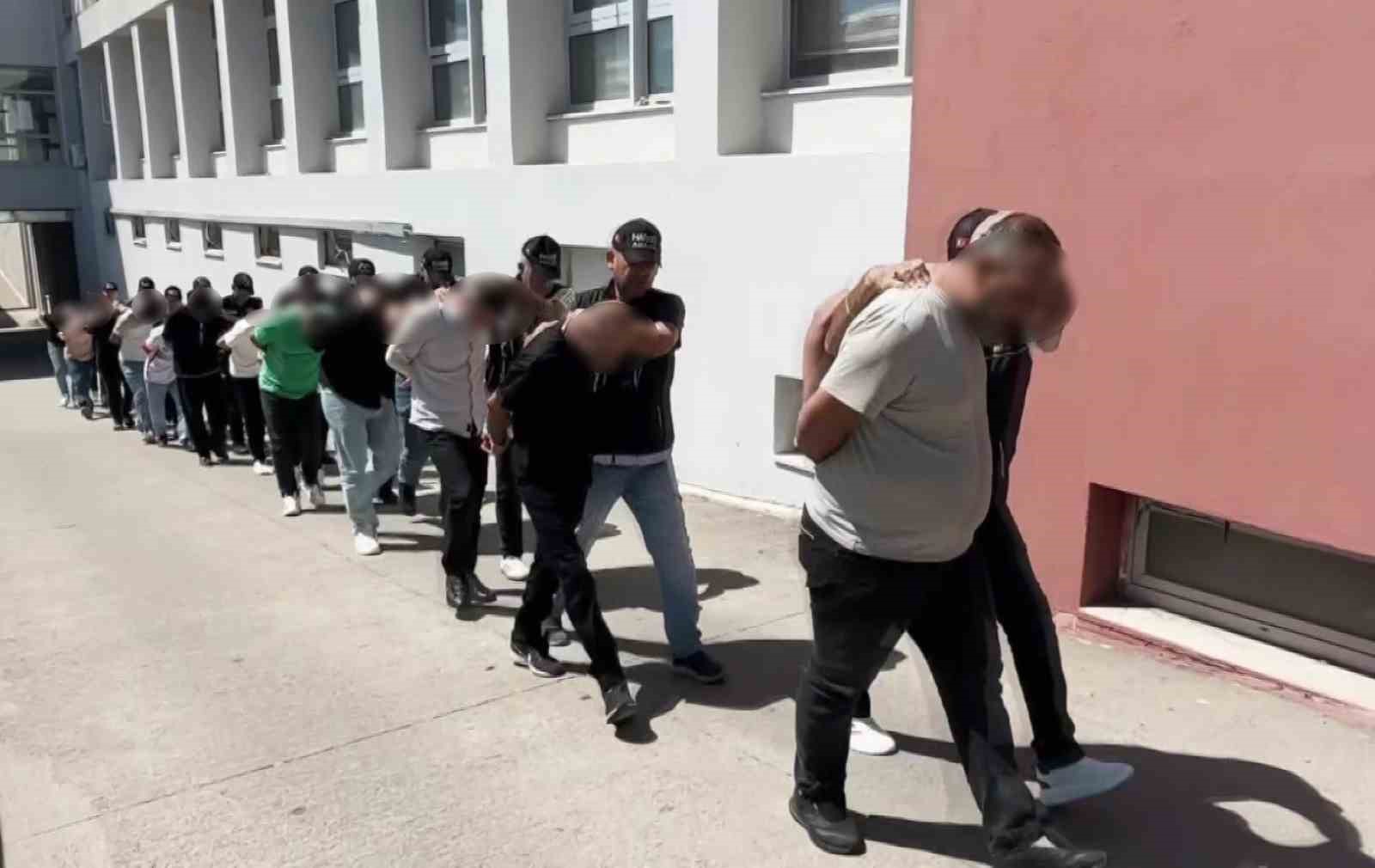 EVLERİNDEN UYUŞTURUCULAR VE SİLAHLAR ÇIKTI: 9 ŞÜPHELİ TUTUKLANDI