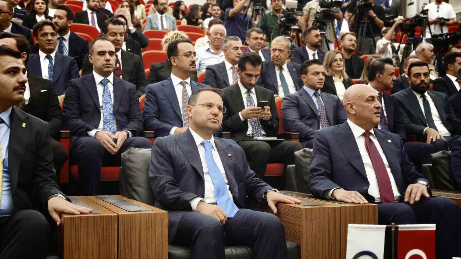 BAKAN GÜRLEK: "27 BİN 500 HAKİM VE SAVCIMIZLA, 211 BİN AVUKATIMIZLA AYNI BÜYÜK HUKUK AİLESİNİN MENSUPLARIYIZ"