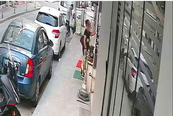 PASTIRMA HIRSIZLIĞI KAMERADA: FIRIN KAPISINDAKİ POŞETİ ALIP KAYIPLARA KARIŞTI