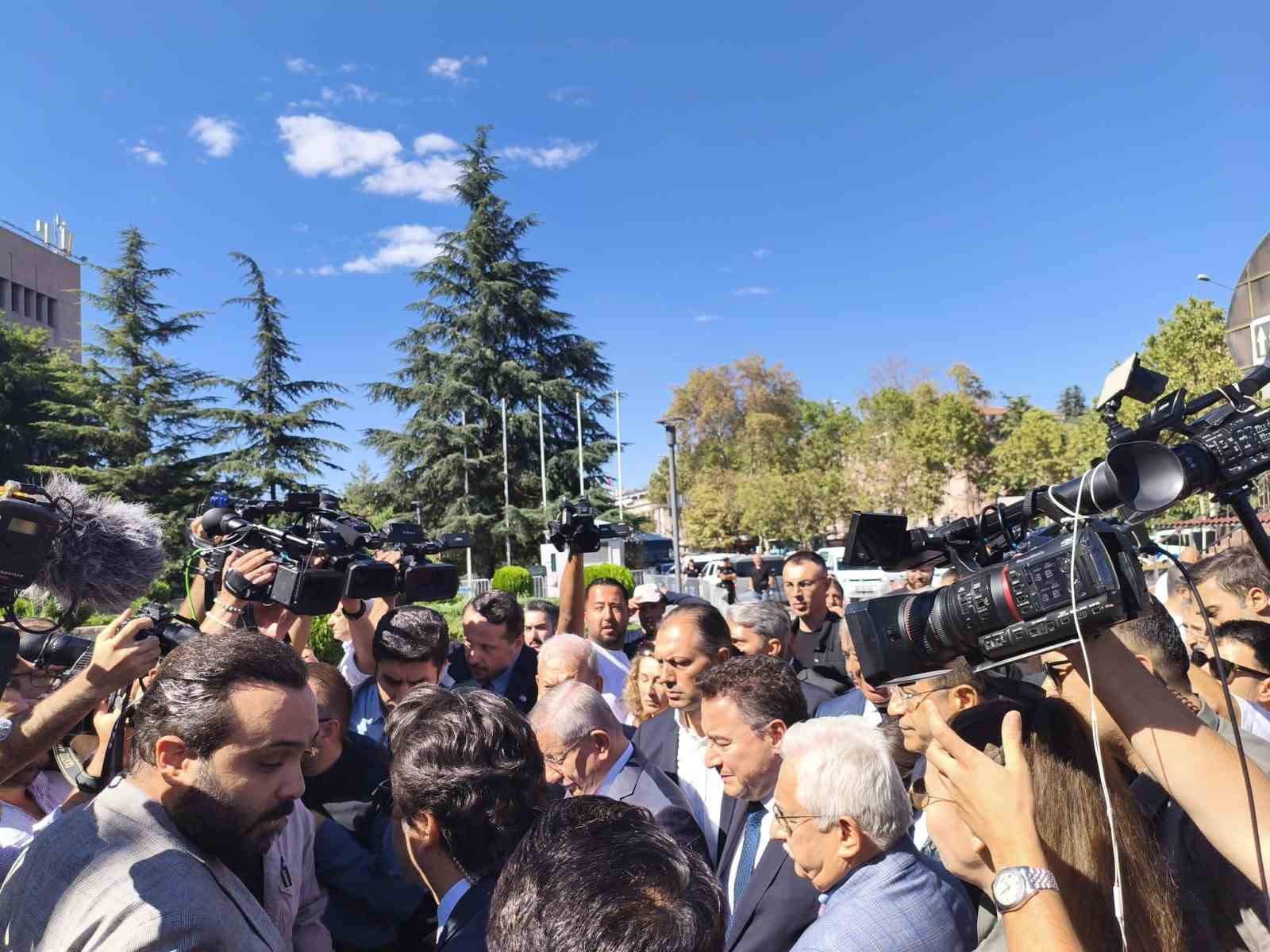 DAVUTOĞLU İFADE VERMEK ÜZERE ANKARA ADLİYESİ’NE GELDİ