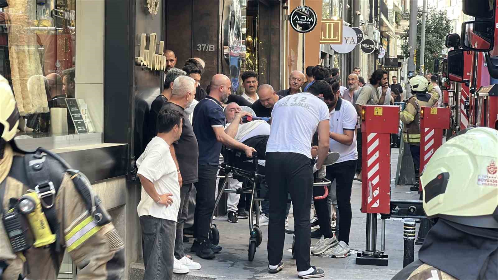 ŞİŞLİ’DE BİNADA YANGIN PANİĞİ: BİRİNCİ KATTAN ATLAYAN KİŞİ YARALANDI