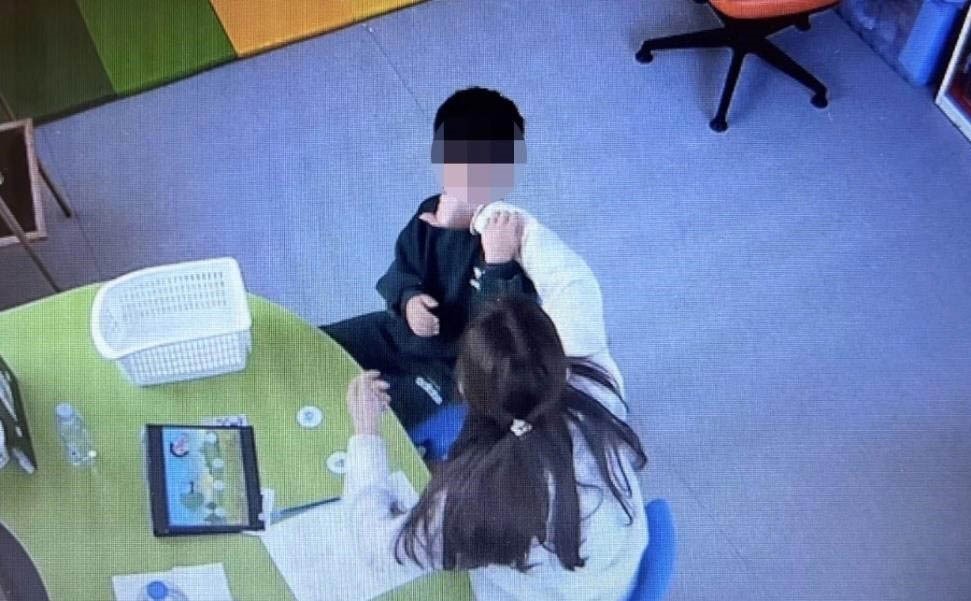 OTİZMLİ ÇOCUĞUN DARP EDİLMESİ DAVASINDA SANIK BASINI SUÇLADI