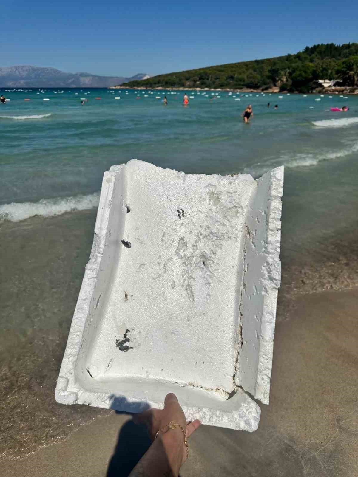 ÇEŞME’DE DENİZİ KÖPÜK KUTULAR BASTI