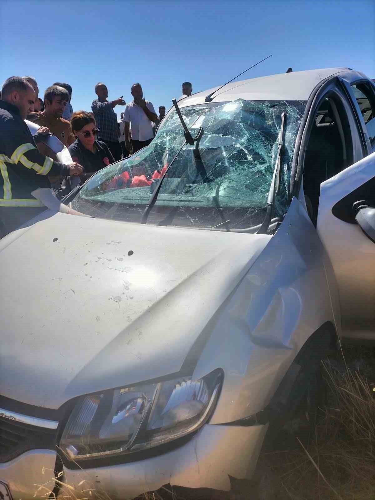 DİYARBAKIR’DA OTOMOBİL TAKLA ATTI: 3 YARALI