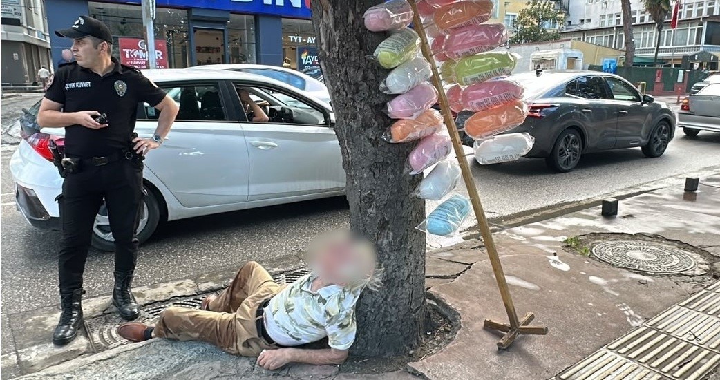 PAMUK ŞEKERCİ SOKAK ORTASINDA SIZDI
