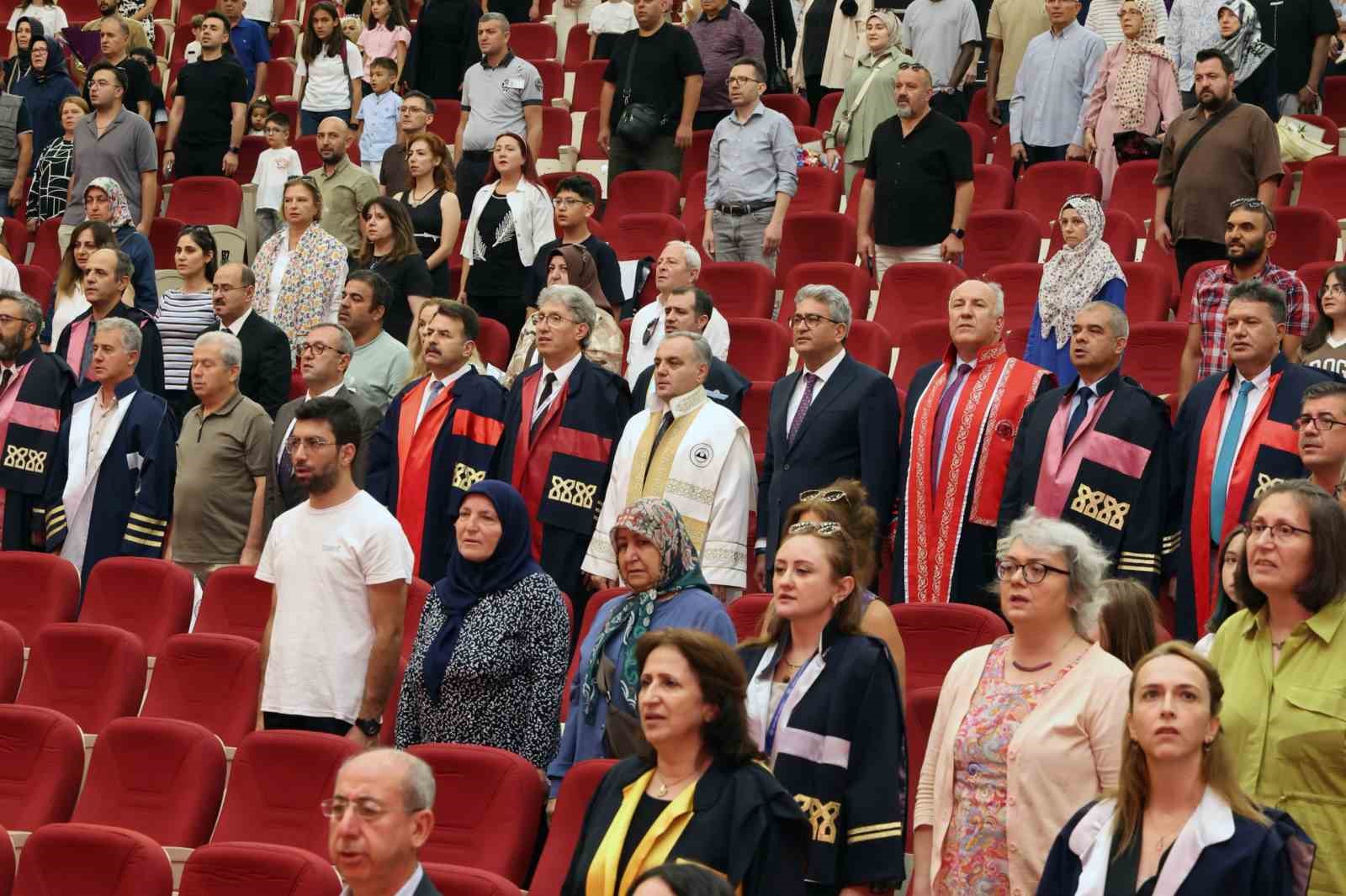 ERÜ’DE LİSANSÜSTÜ MEZUNİYET SEVİNCİ YAŞANDI