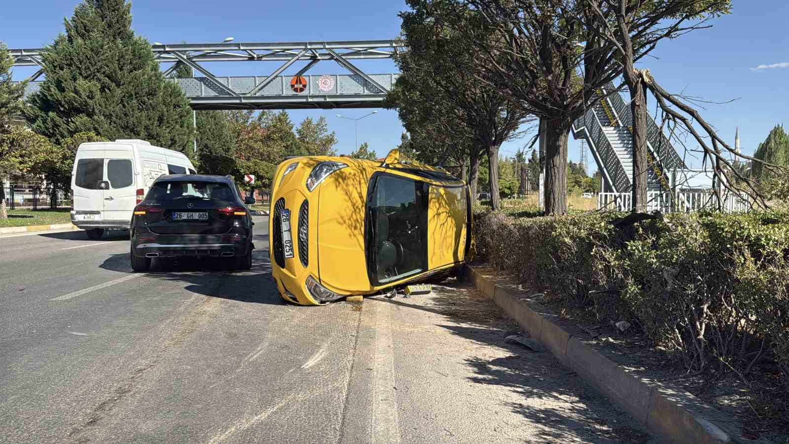 ESKİŞEHİR’DE TİCARİ TAKSİ İLE SUV ÇARPIŞTI: 2 SÜRÜCÜ YARALANDI