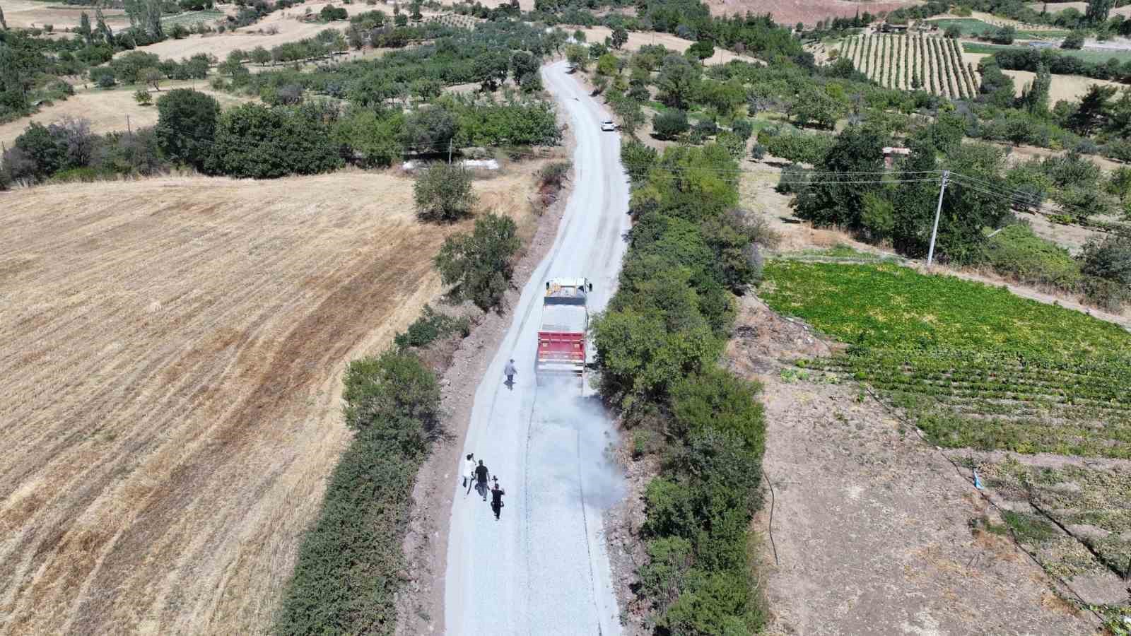MANİSA’DA 1999’DA AÇILAN YOL 27 YIL SONRA ASFALTLA BULUŞTU