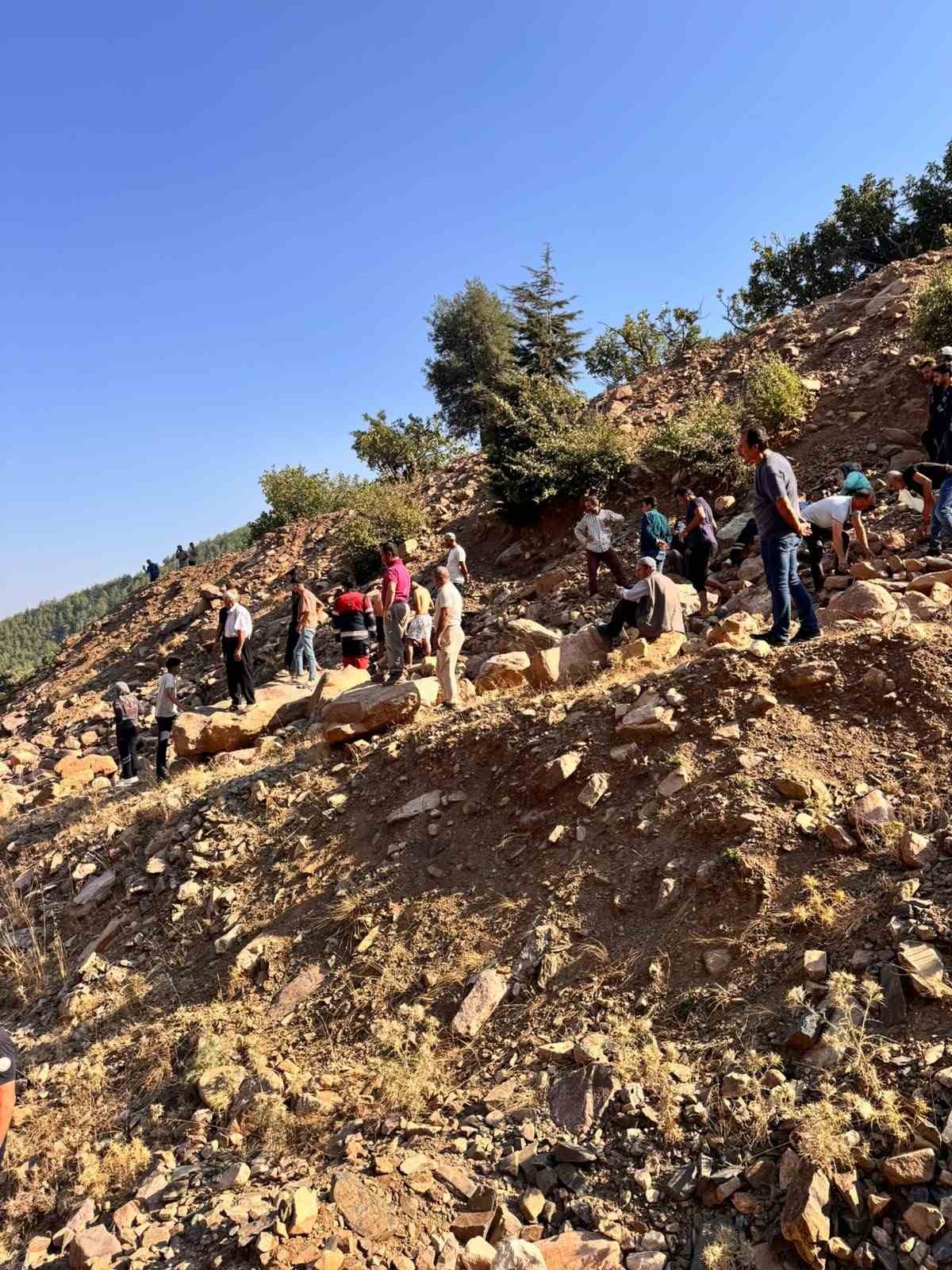 SEPETLİ MOTOSİKLET UÇURUMDAN UÇTU: 3 YARALI