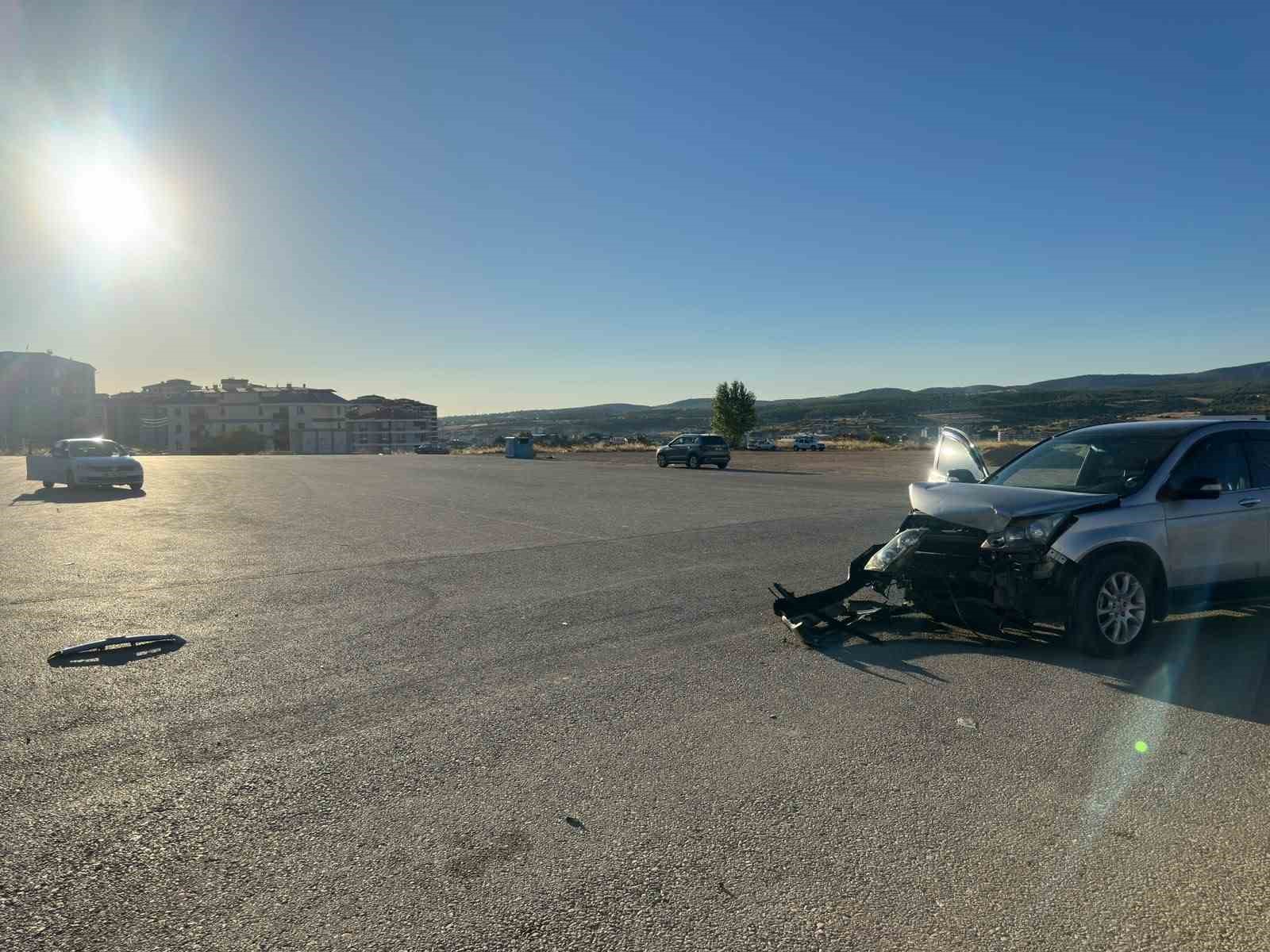 UŞAK’TA İKİ OTOMOBİL ÇARPIŞTI: 1’İ ÇOCUK 3 KİŞİ YARALANDI