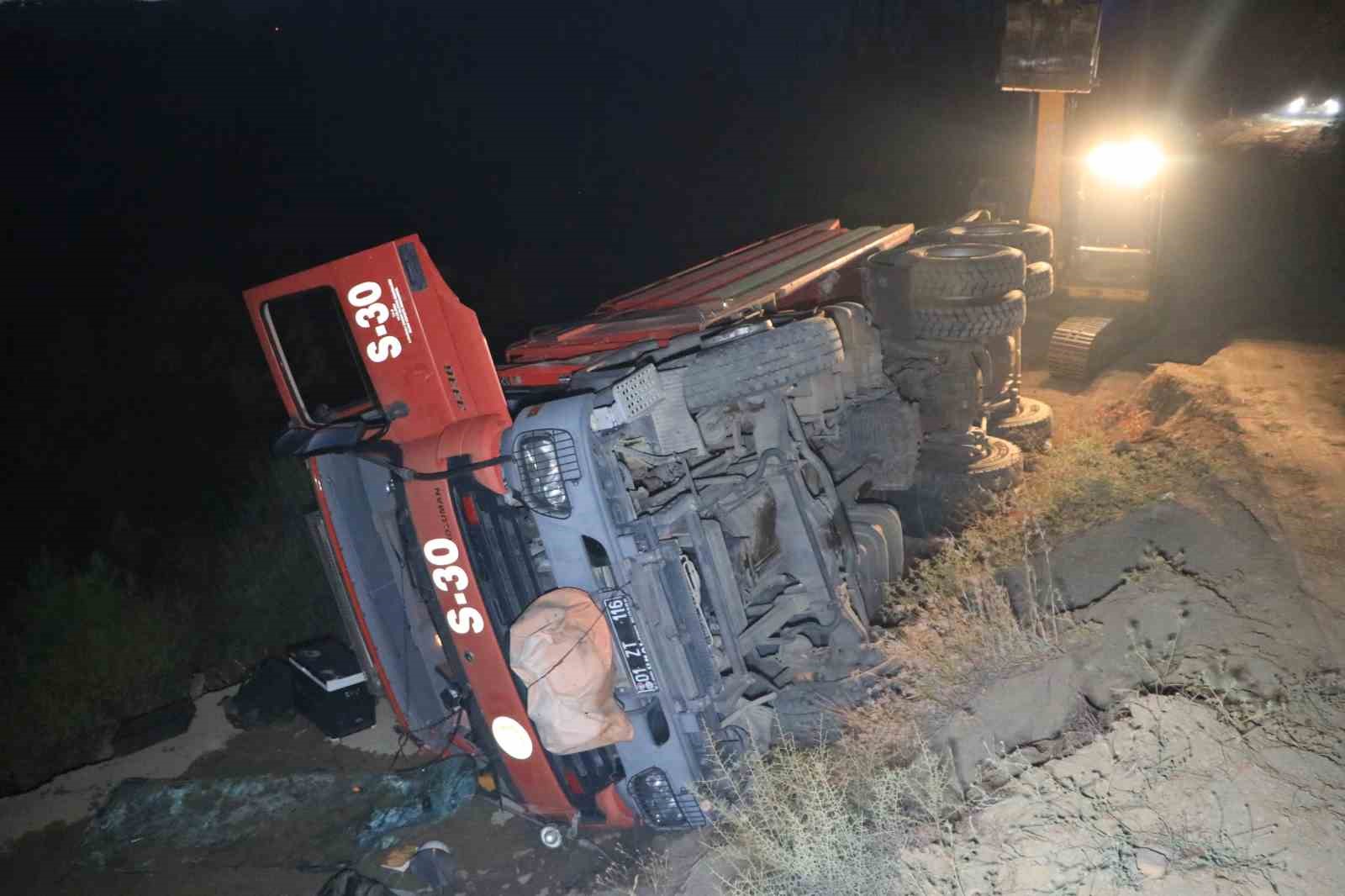 ORMAN YANGININA MÜDAHALE EDEN ARAZÖZ DEVRİLDİ: 2 İŞÇİ YARALANDI