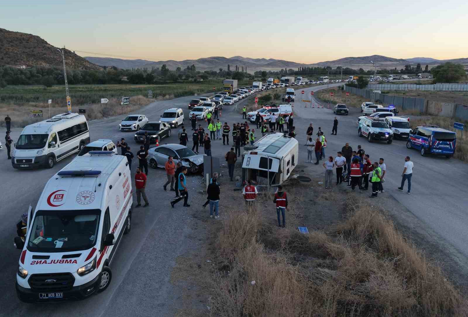 KIRIKKALE’DE İŞÇİ SERVİSİ İLE OTOMOBİL ÇARPIŞTI: 14 YARALI