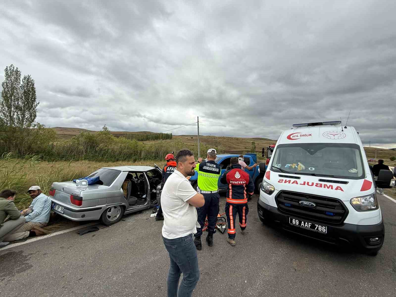 BAYBURT’TA OTOMOBİLLE PİKABIN ÇARPIŞTIĞI KAZADA 1 KİŞİ ÖLDÜ, 4 KİŞİ YARALANDI