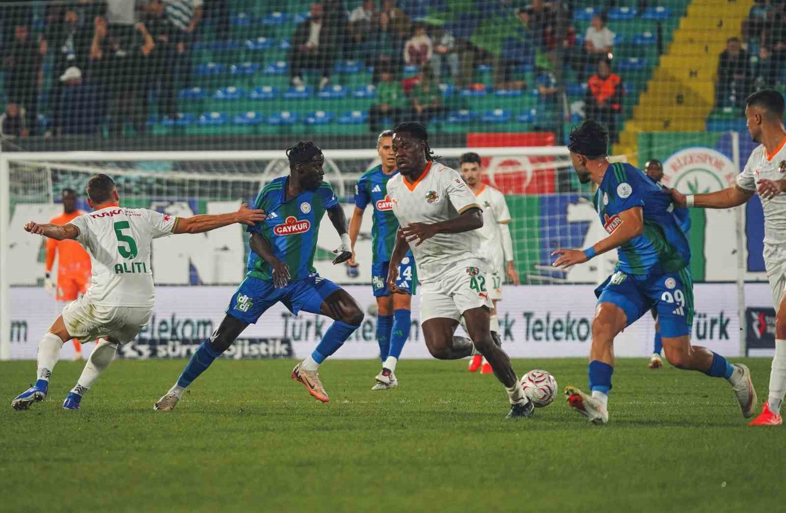 TRENDYOL SÜPER LİG: ÇAYKUR RİZESPOR: 0 - ALANYASPOR: 0 (İLK YARI)