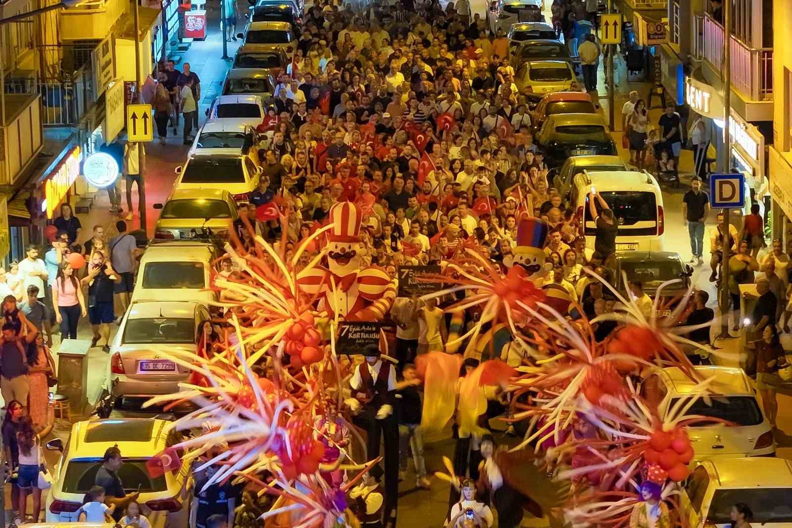 EFELER’DE BİNLERCE KİŞİ FENER ALAYINDA BULUŞTU