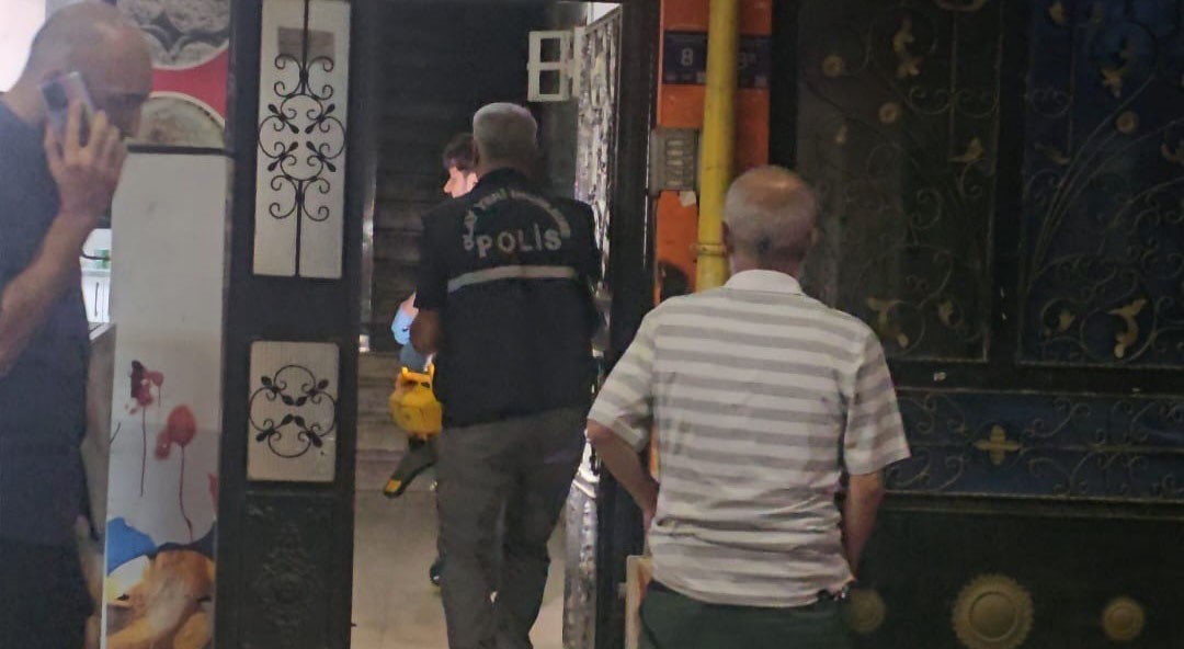 ELAZIĞ’DA EVDE ÇIKAN TARTIŞMA SİLAHLI VE BIÇAKLI KAVGAYA DÖNÜŞTÜ: 2 YARALI