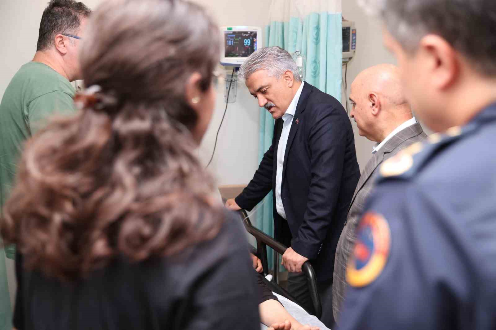 AKÇAKOCA’DAKİ KAZADA YARALANANLARI VALİ MAKAS ZİYARET ETTİ