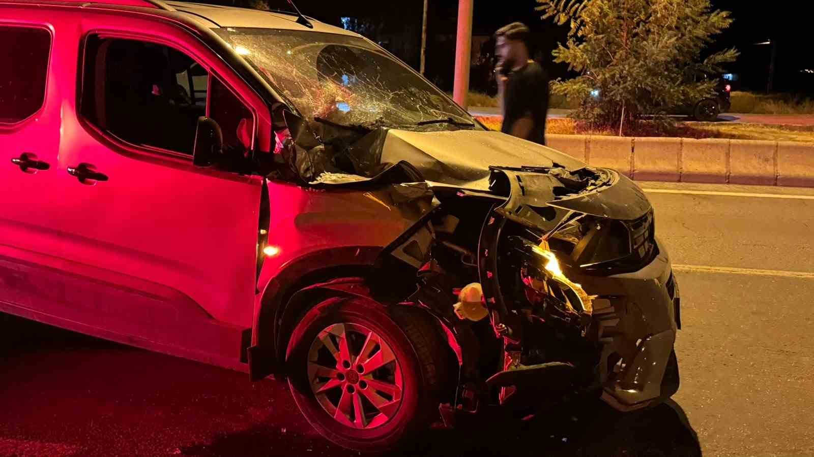 MUŞ-BİTLİS KARA YOLUNDA TIR İLE OTOMOBİL ÇARPIŞTI: 1 YARALI