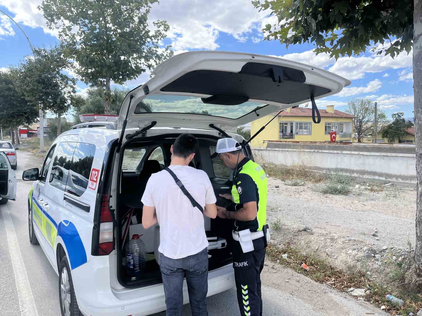 ÇORUM’DA DRON DESTEKLİ TRAFİK DENETİMİ: KIRMIZI IŞIK İHLALİ YAPAN SÜRÜCÜLERE TOPLAM 100 BİN TL CEZA