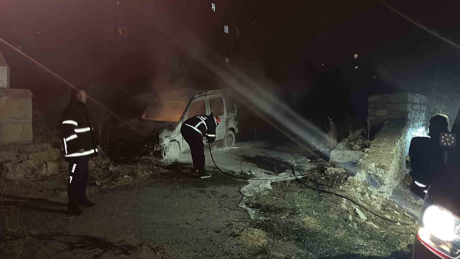 NİĞDE’DE PARK HALİNDEKİ ARAÇ YANDI