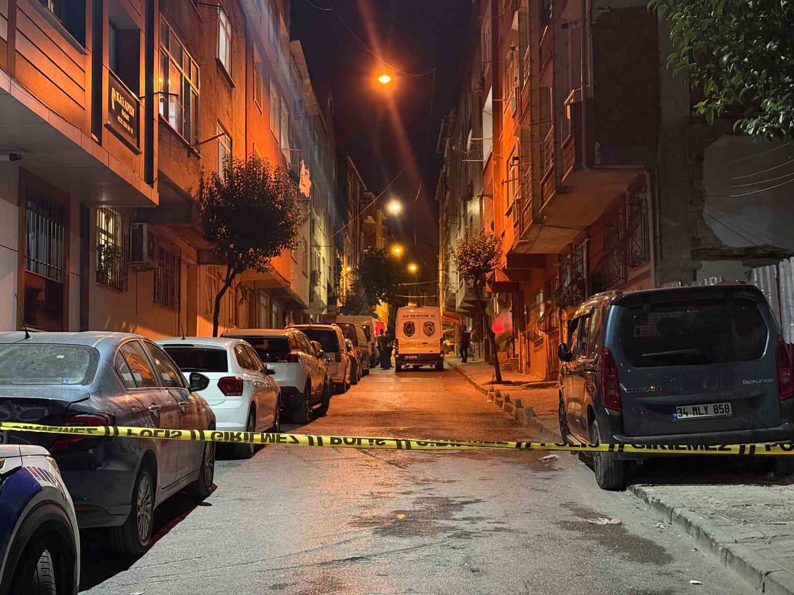 ESENLER’DE BİR EVDE BULUNAN KİŞİLER ARASINDA KAVGADA SİLAHLAR KONUŞTU: 3 AĞIR YARALI