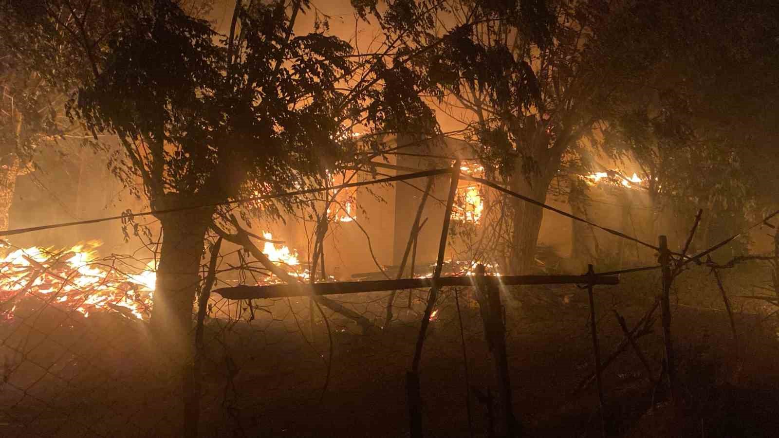 ANTALYA’DA GECE YARISI ARAZİ YANGINI: 2 EV KULLANILAMAZ HALE GELDİ