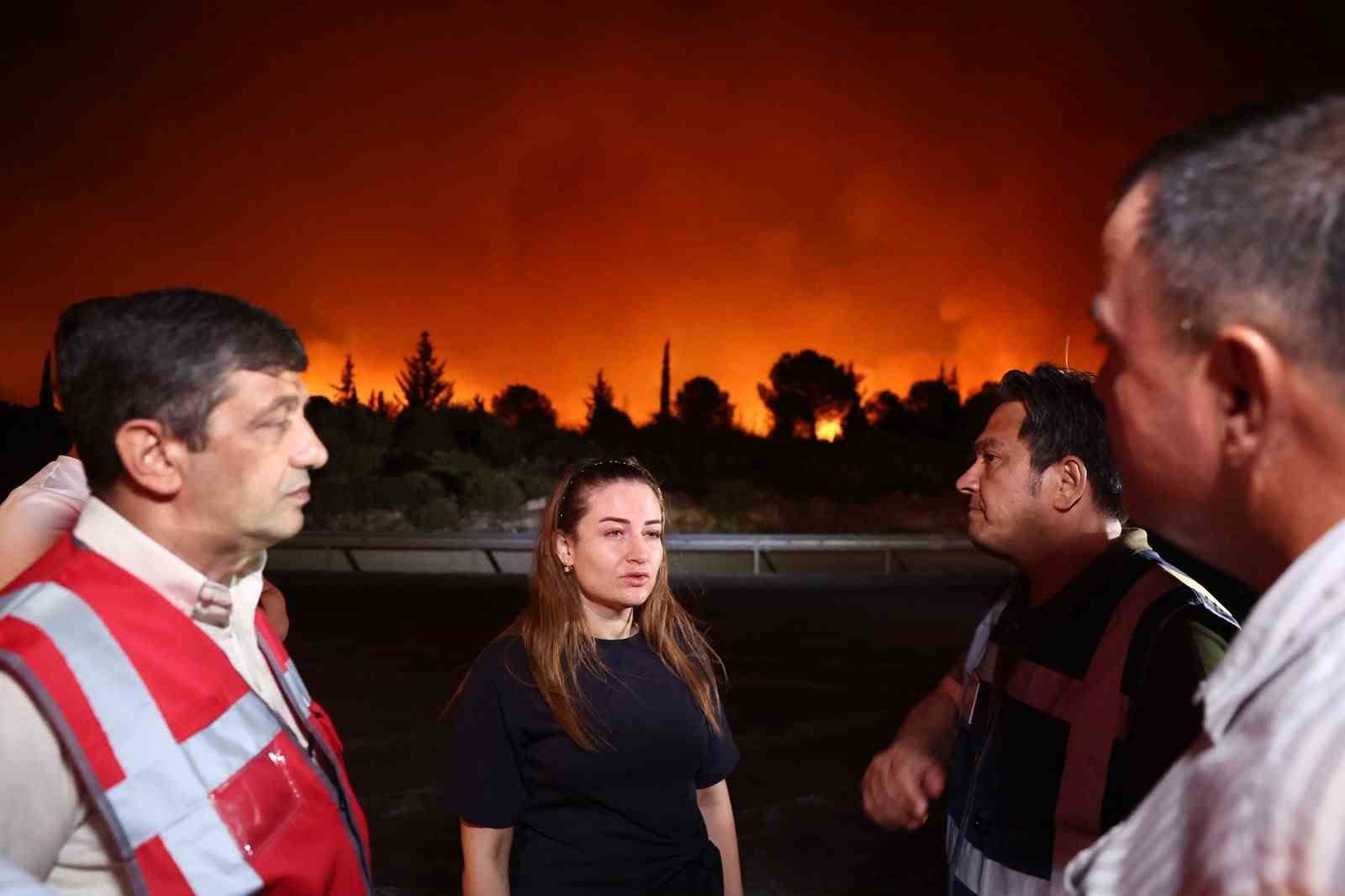 BAŞKAN VEKİLİ ÖZDEMİR: "ŞEHRİN TÜM SORUMLULARIYLA KOORDİNELİ ŞEKİLDE YANGINLA MÜCADELE EDİYORUZ"
