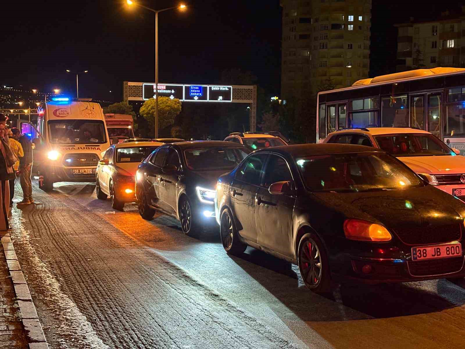 KAYSERİ’DE 3 OTOMOBİL ÇARPIŞTI: 1 YARALI