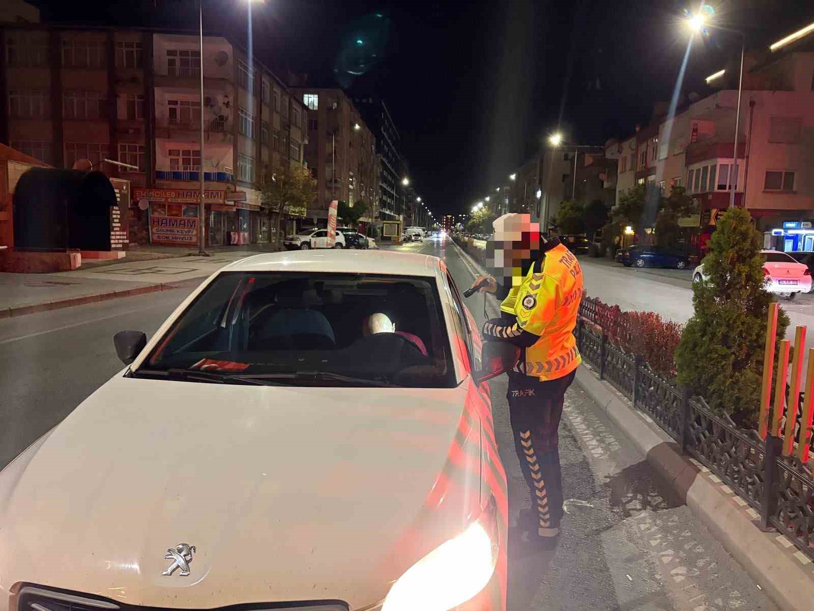 KAYSERİ’DE OTOMOBİLİYLE UYUYAKALAN SÜRÜCÜYE 25 BİN TL İDARİ PARA CEZASI YAZILDI