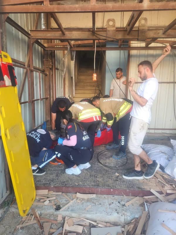 ANTAKYA’DA YÜK ASANSÖRÜ DÜŞTÜ: 1 YARALI