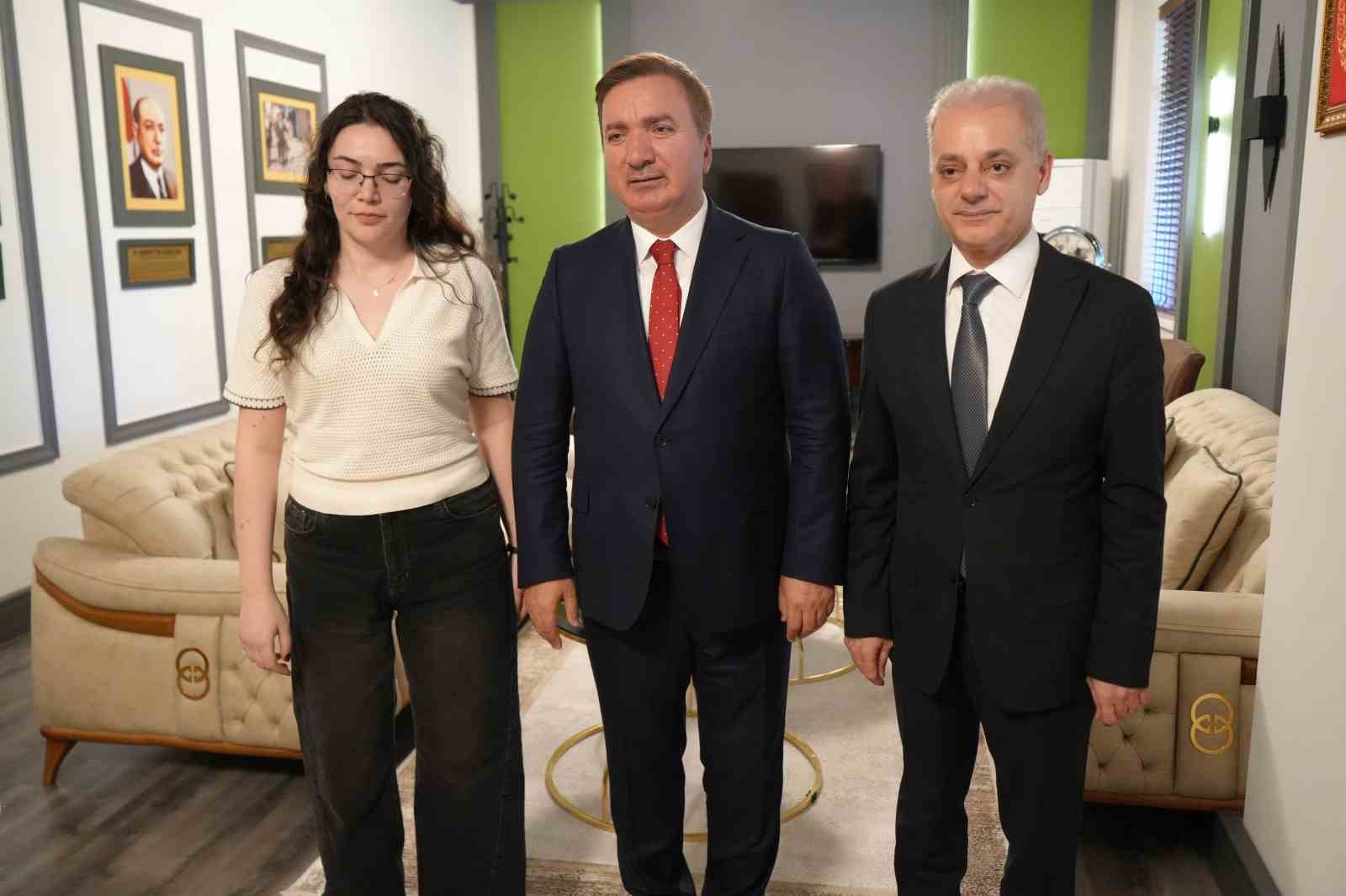 SİLAHLI SALDIRIDA BACAĞINI KAYBETMİŞTİ: ŞİMDİ BAŞHEKİM OLDU
