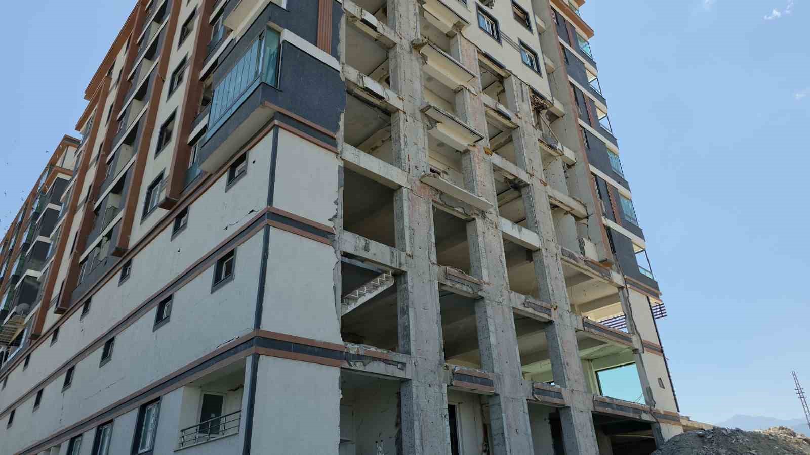 GÖRÜNÜŞÜYLE ÖNÜNDEN GEÇENLERE YIKILACAK KORKUSU YAŞATAN 8 KATLI BİNA, DEPREM YARIKLARI VE ÇATLAKLARIYLA TEDİRGİN EDİYOR