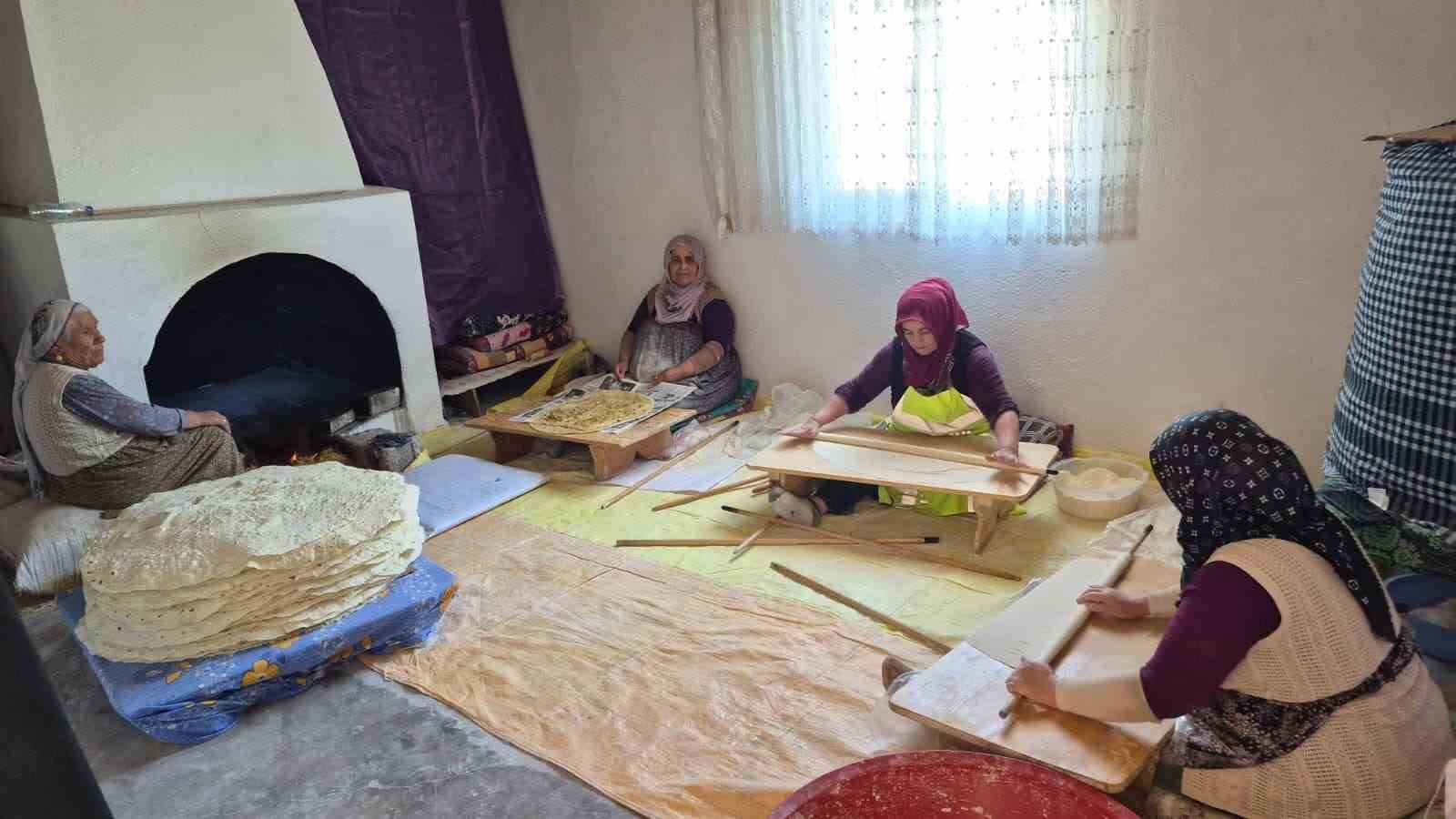YOZGAT’TA İMECE USULÜ KIŞLIK YUFKA EKMEK HAZIRLIĞI SÜRÜYOR