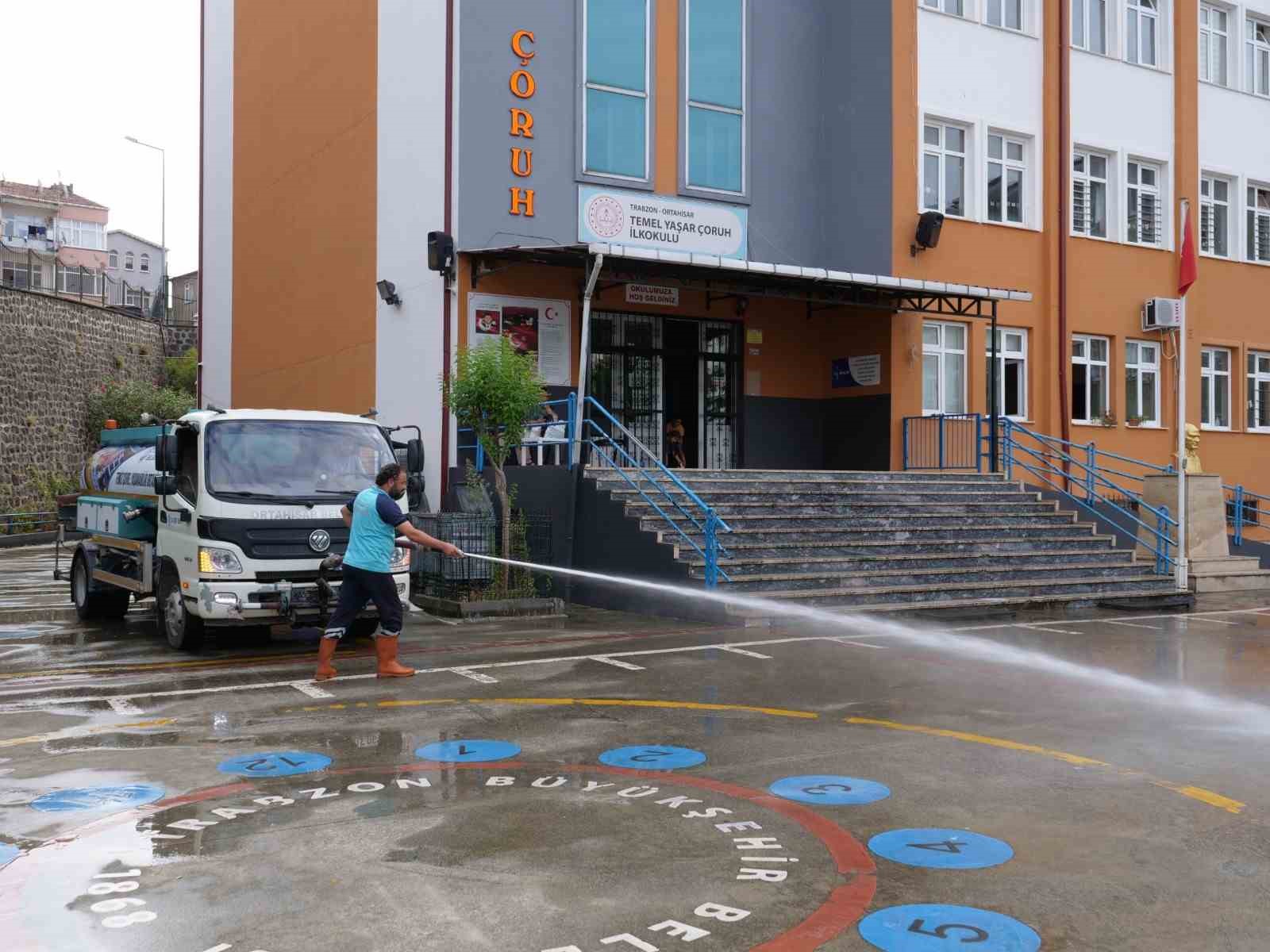 OKUL BAHÇELERİNDE TEMİZLİK MESAİSİ