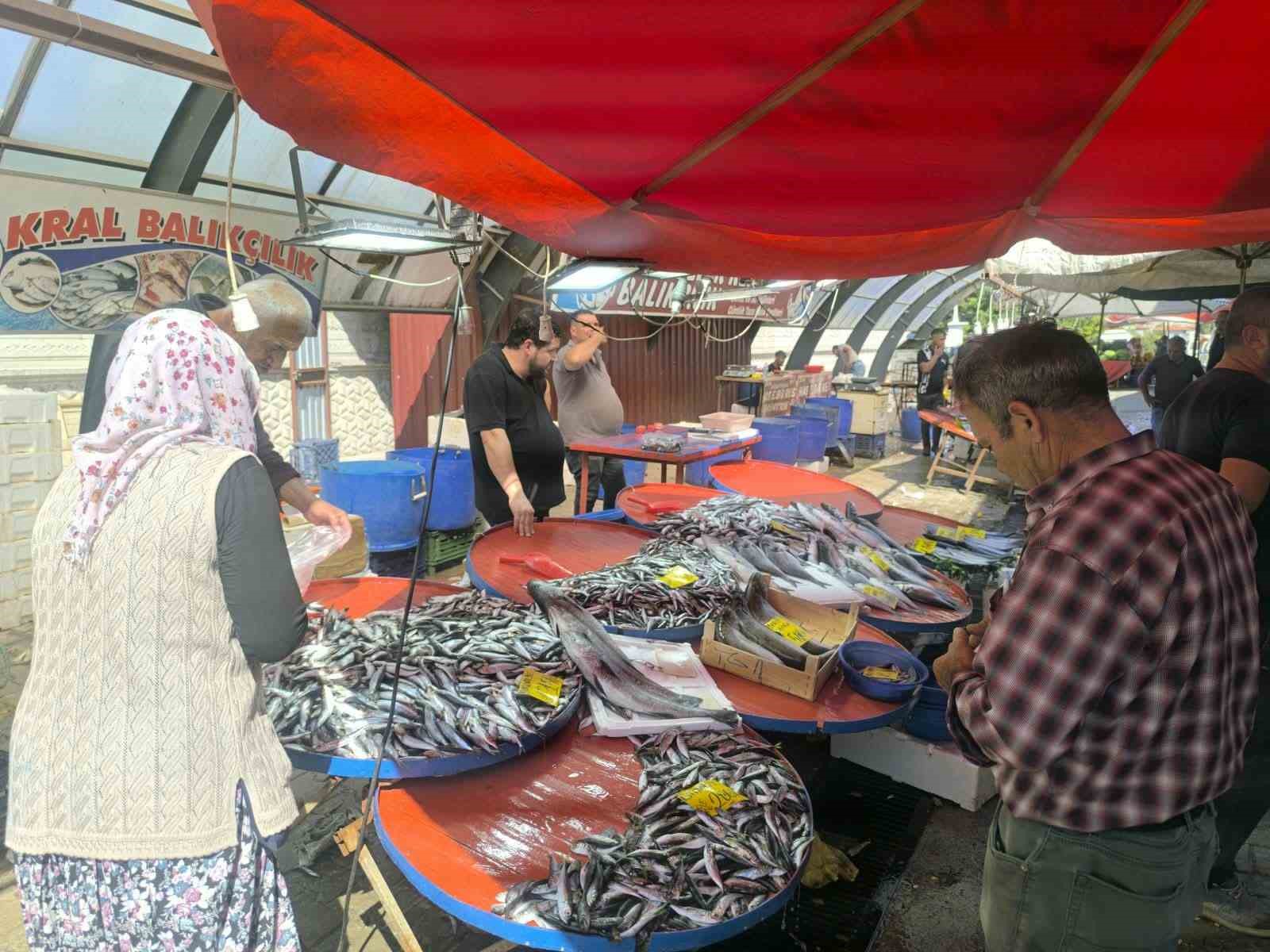 AFYONKARAHİSAR’DA BALIKÇI TEZGAHLARINDA HAREKETLİLİK BAŞLADI