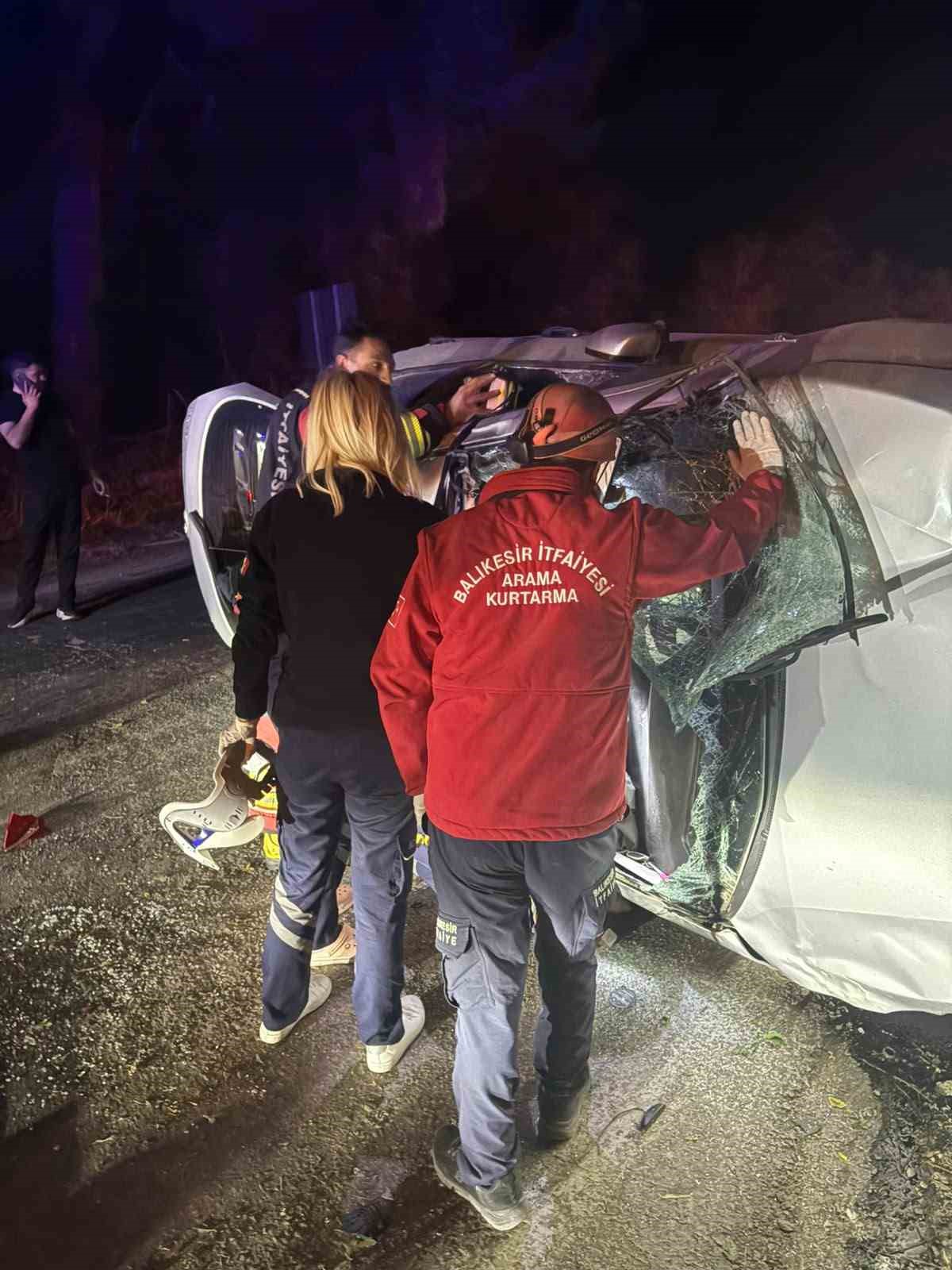 BALYA’DA OTOMOBİL ŞARAMPOLE UÇTU: 2 YARALI