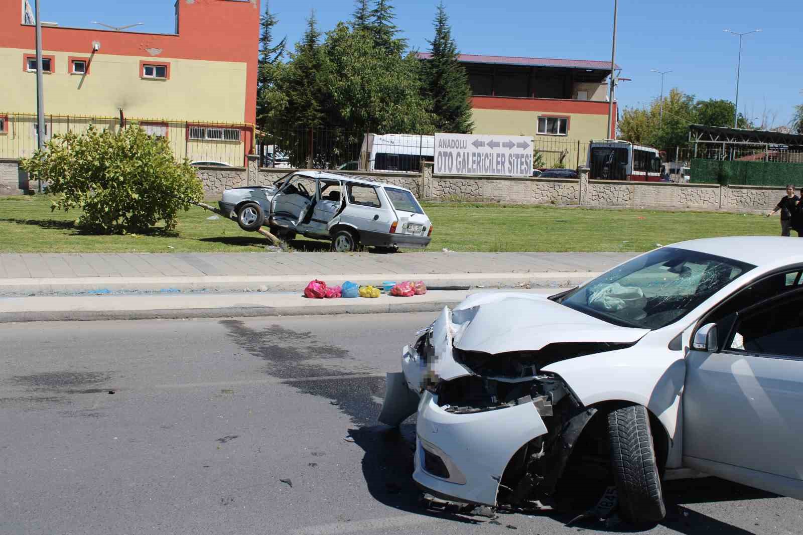 KAZA YAPAN OTOMOBİL AĞACI KIRARAK ÜZERİNE ÇIKTI: 2 YARALI