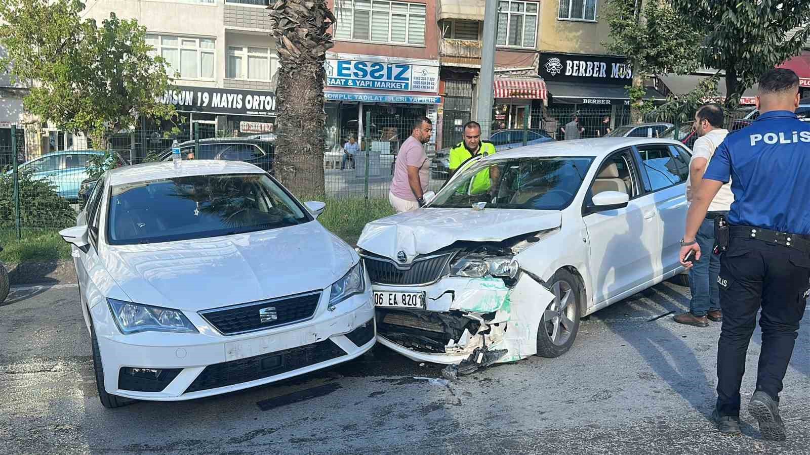 KONTROLDEN ÇIKAN OTOMOBİL KARŞI ŞERİTTE BAŞKA BİR ARAÇLA ÇARPIŞTI: 2 YARALI