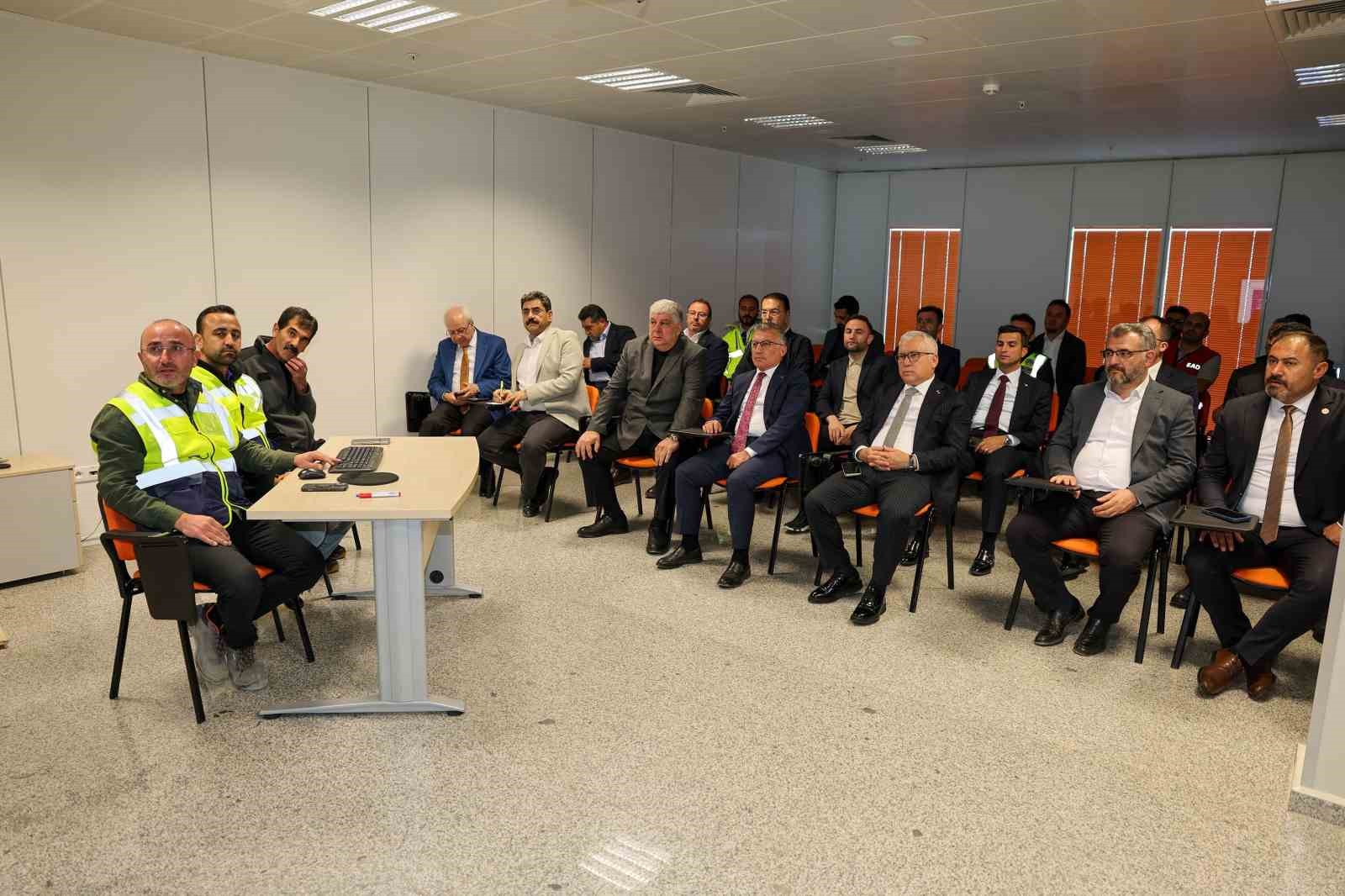 SİVAS NURİ DEMİRAĞ HAVALİMANI YENİ PİSTİNE KAVUŞUYOR