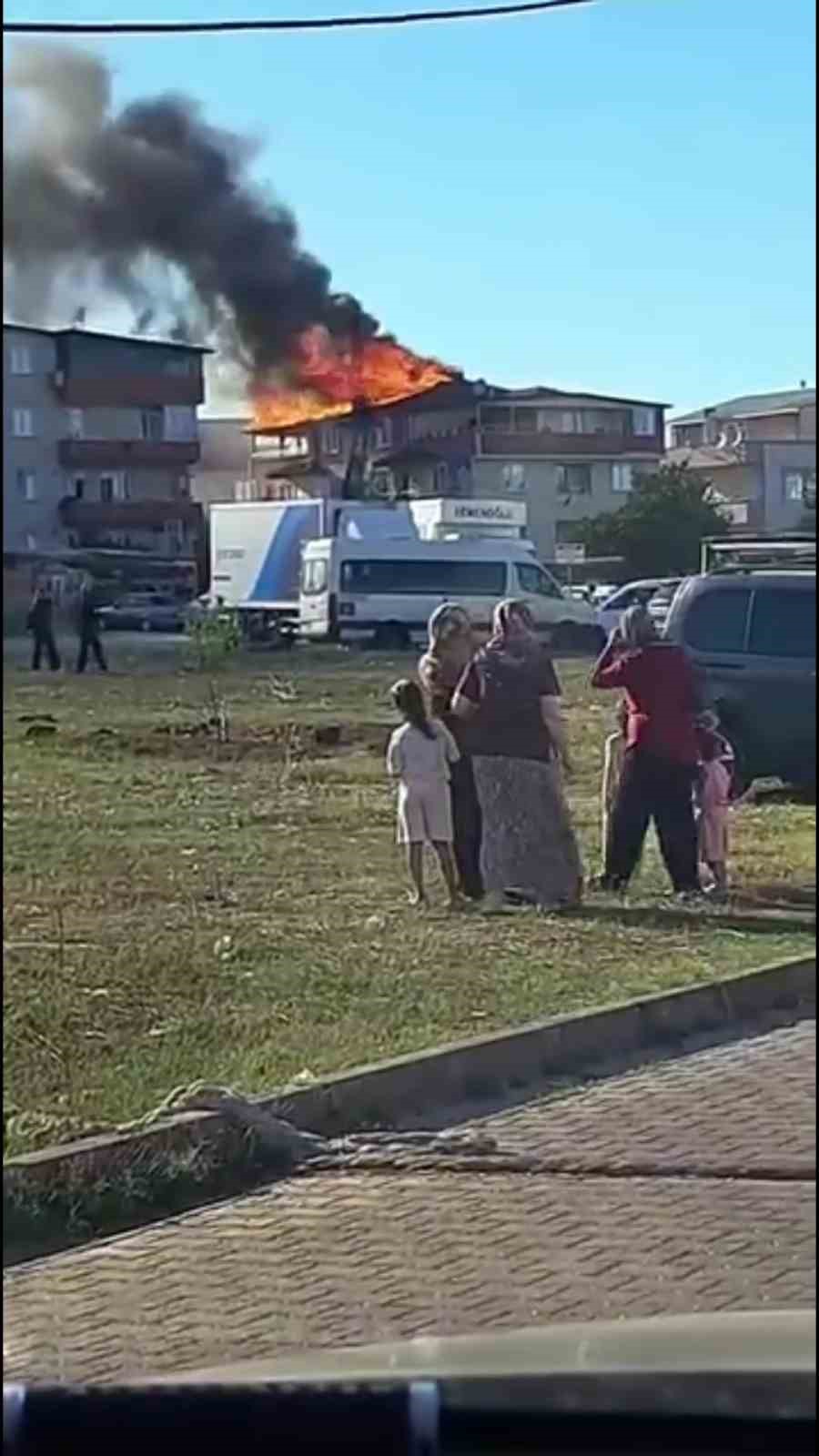 KOCAELİ’DE ÇATI ALEVLERE TESLİM OLDU