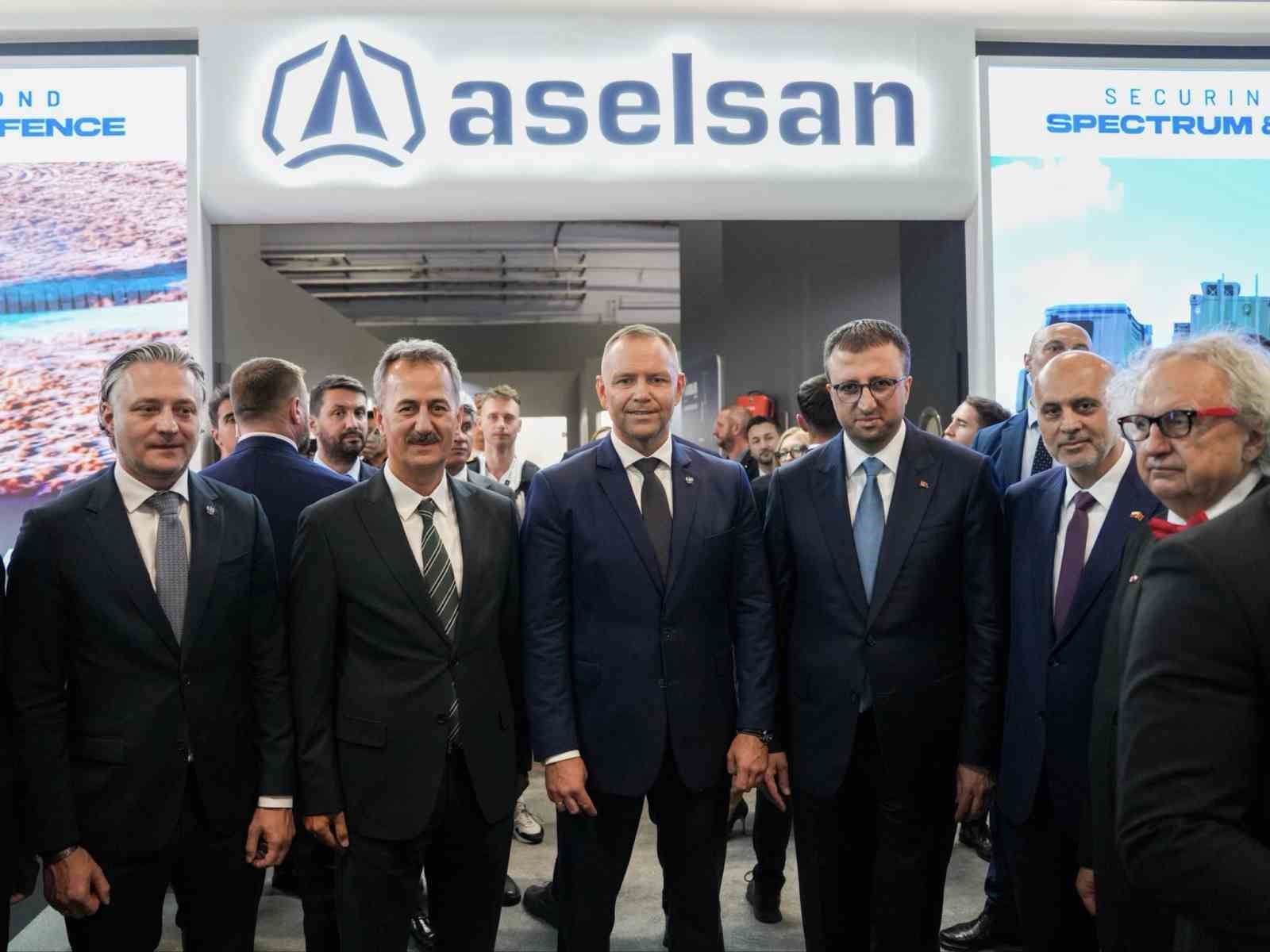 POLONYA CUMHURBAŞKANI NAWROCKİ, ASELSAN STANDINI ZİYARET ETTİ