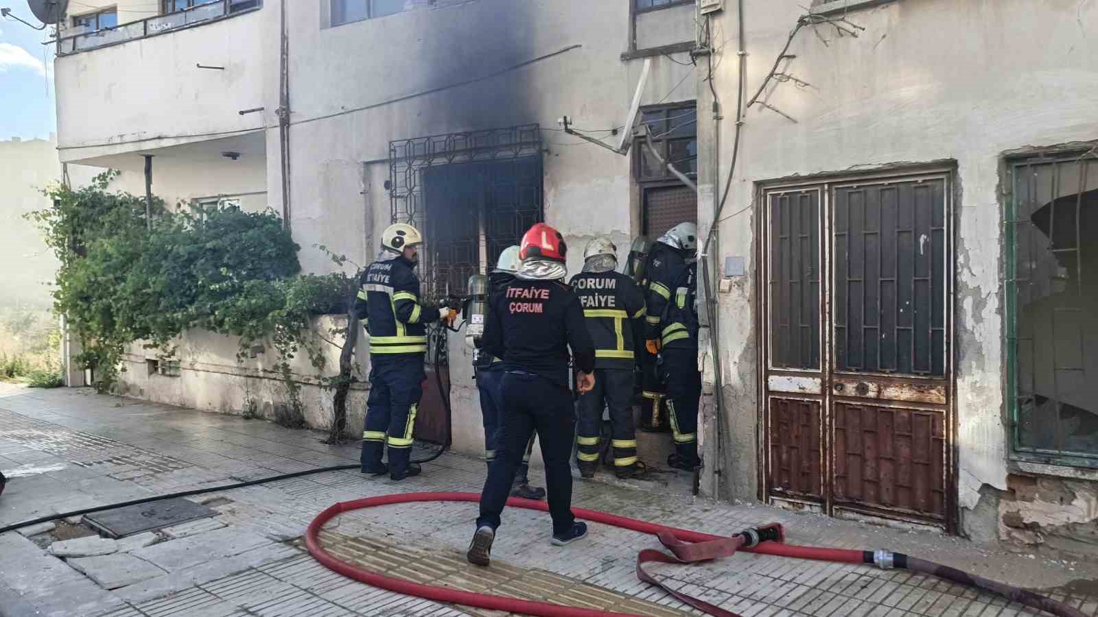 ÇORUM’DA APARTMAN DAİRESİNDE ÇIKAN YANGIN KORKUTTU