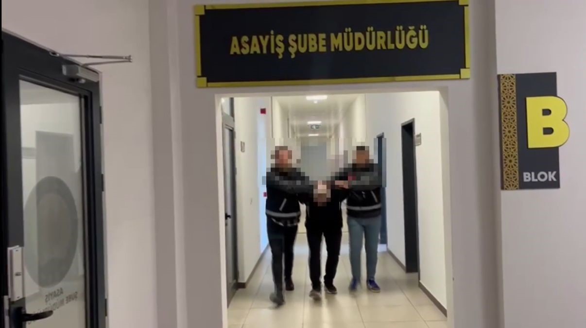 KOMŞUSUNUN BOĞAZINI KESİP ALTINLARINI ÇALMIŞTI: BİLEZİKLERİ KOLUNDAN NASIL KESECEĞİNİ KUYUMCUYA SORMUŞ