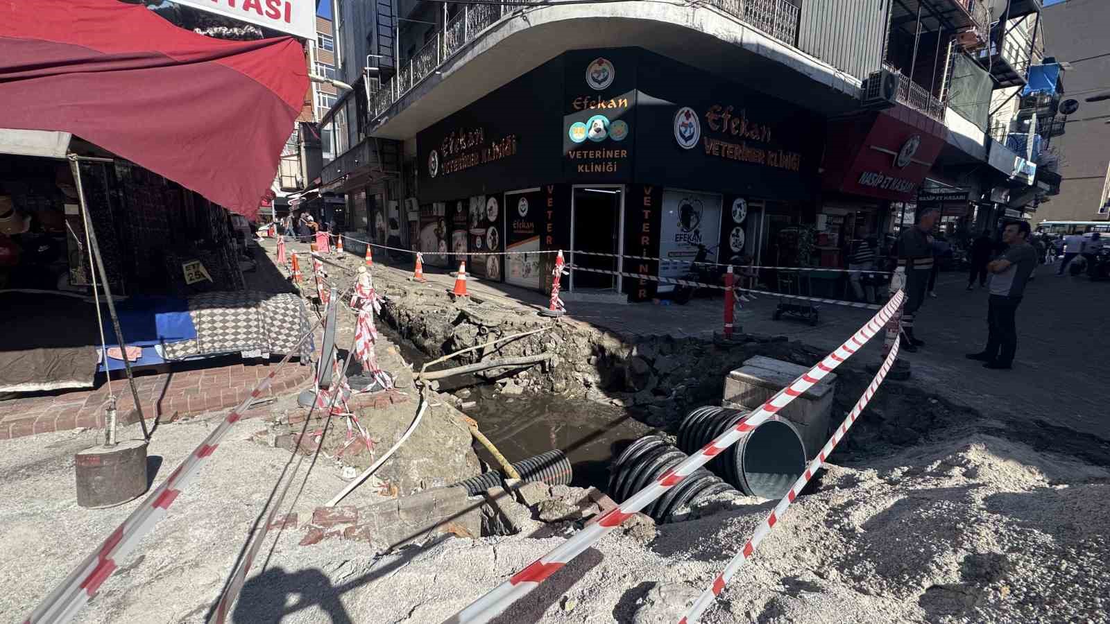 15 GÜN ÖNCE AÇILAN ÇUKUR ESNAFI ÇİLEDEN ÇIKARTTI