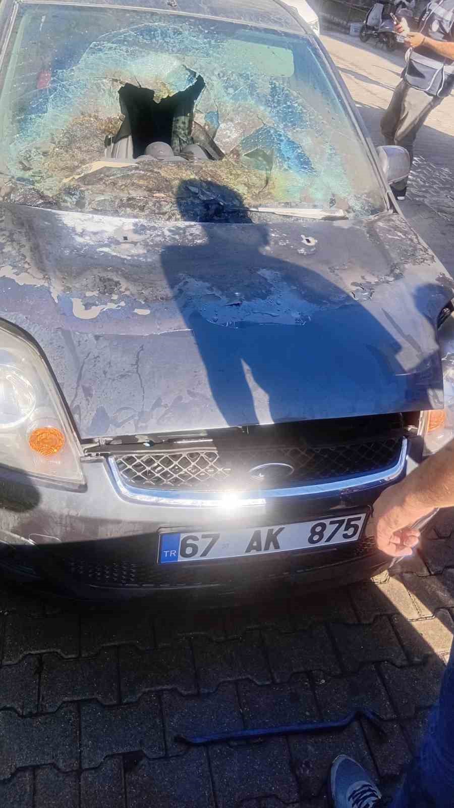 PARK HALİNDEKİ ARAÇTA KULLANILMAZ HALE GELDİ