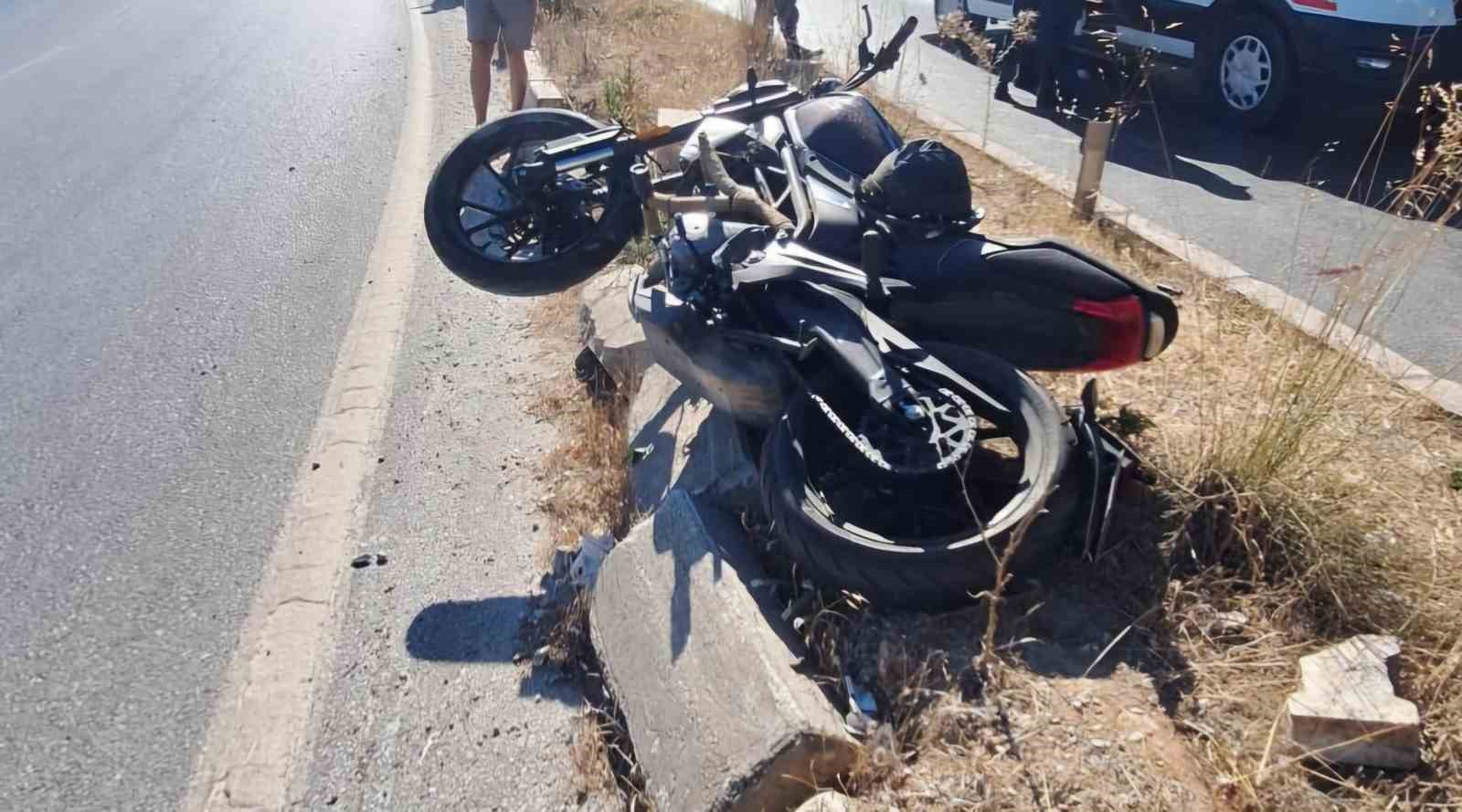REFÜJE ÇARPAN MOTOSİKLETLİ GENÇ HAYATINI KAYBETTİ