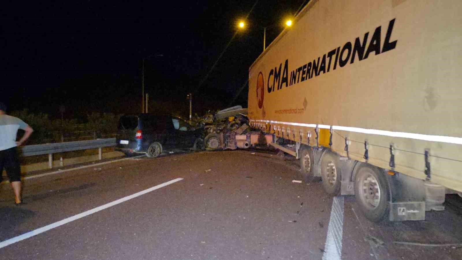BURSA’DA TIR İLE OTOMOBİL ÇARPIŞTI: 1 ÖLÜ, 7 YARALI