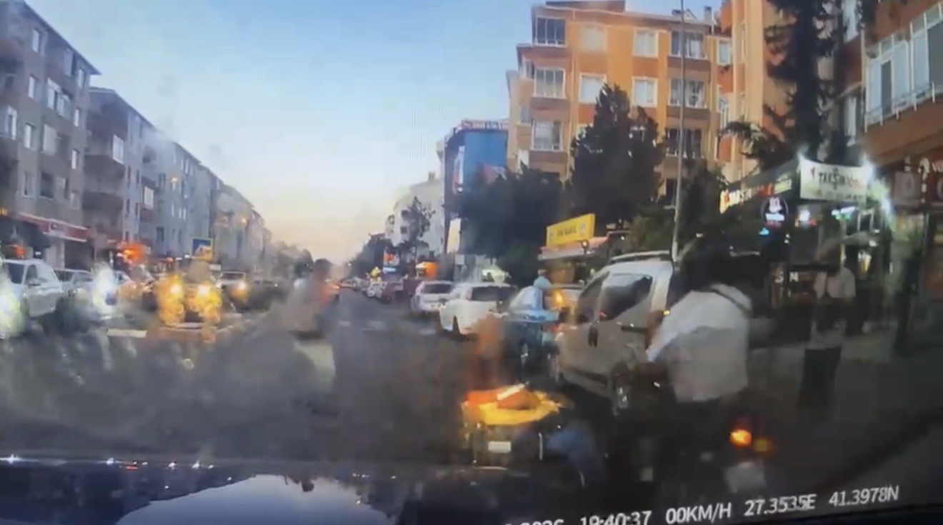 TEKERLEKLİ SANDALYEDEKİ VATANDAŞIN AYAĞINA ÇARPIP YOLUNA DEVAM ETTİ